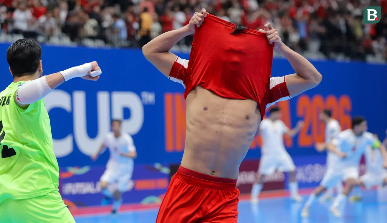 Ekspresi kecewa pemain Timnas Futsal Indonesia, Israr Megantara setelah gagal mengeksekusi tendangan penalti dalam laga final Piala Asia Futsal 2026 melawan Iran yang berlangsung di Indonesia Arena, Senayan, Jakarta, Sabtu (07/02/2026). (Bola.com/Bagaskara Lazuardi)