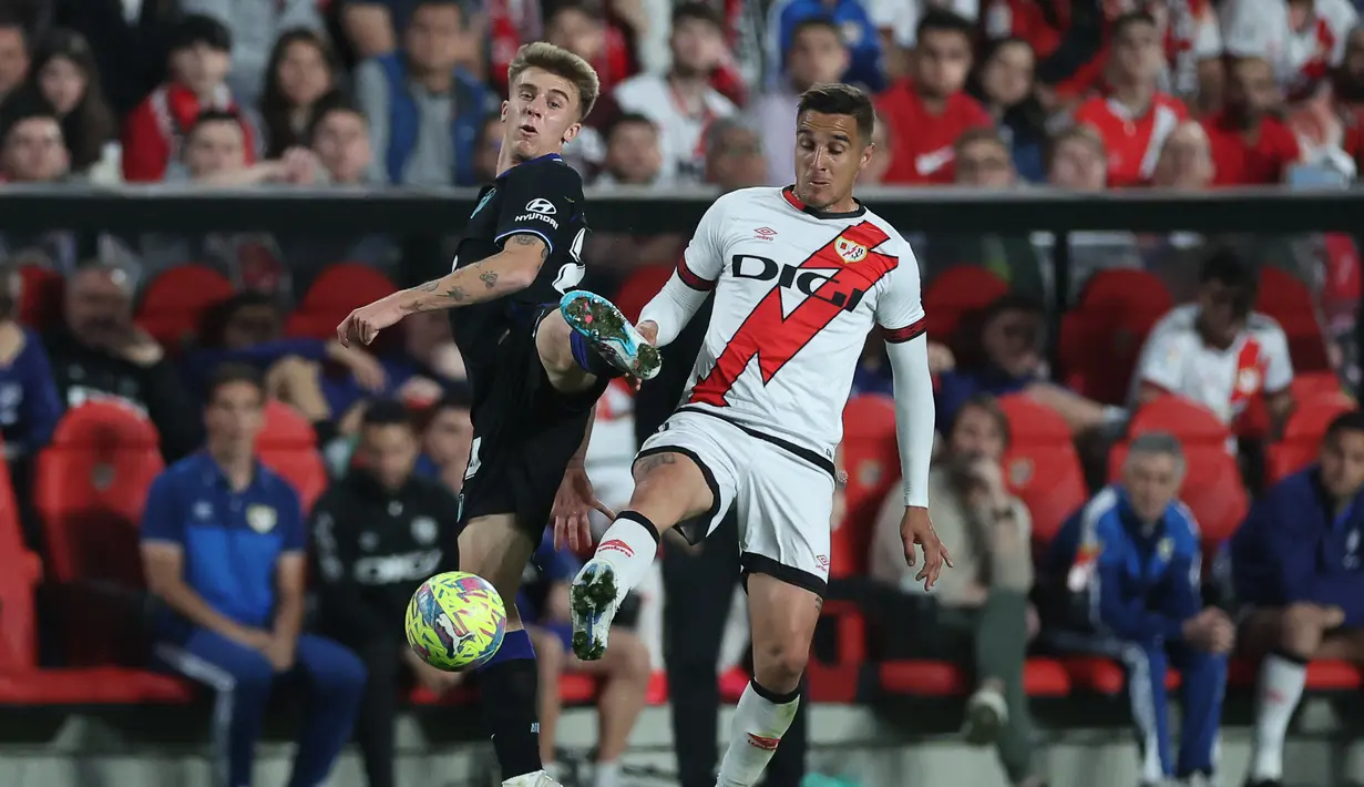 Atletico Madrid menang melawan sepuluh pemain Rayo Vallecano. (Photo by Pierre-Philippe MARCOU / AFP)