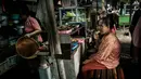 Airlangga Hartarto menambahkan bahwa pemerintah telah menyiapkan langkah-langkah konkret untuk mendorong perputaran ekonomi di akhir tahun. Tampak dalam foto, seorang wanita menikmati sarapan khas Sunda di sebuah warung makan di pasar pinggir jalan di Jakarta pada Sabtu 8 November 2025. (YASUYOSHI CHIBA/AFP)