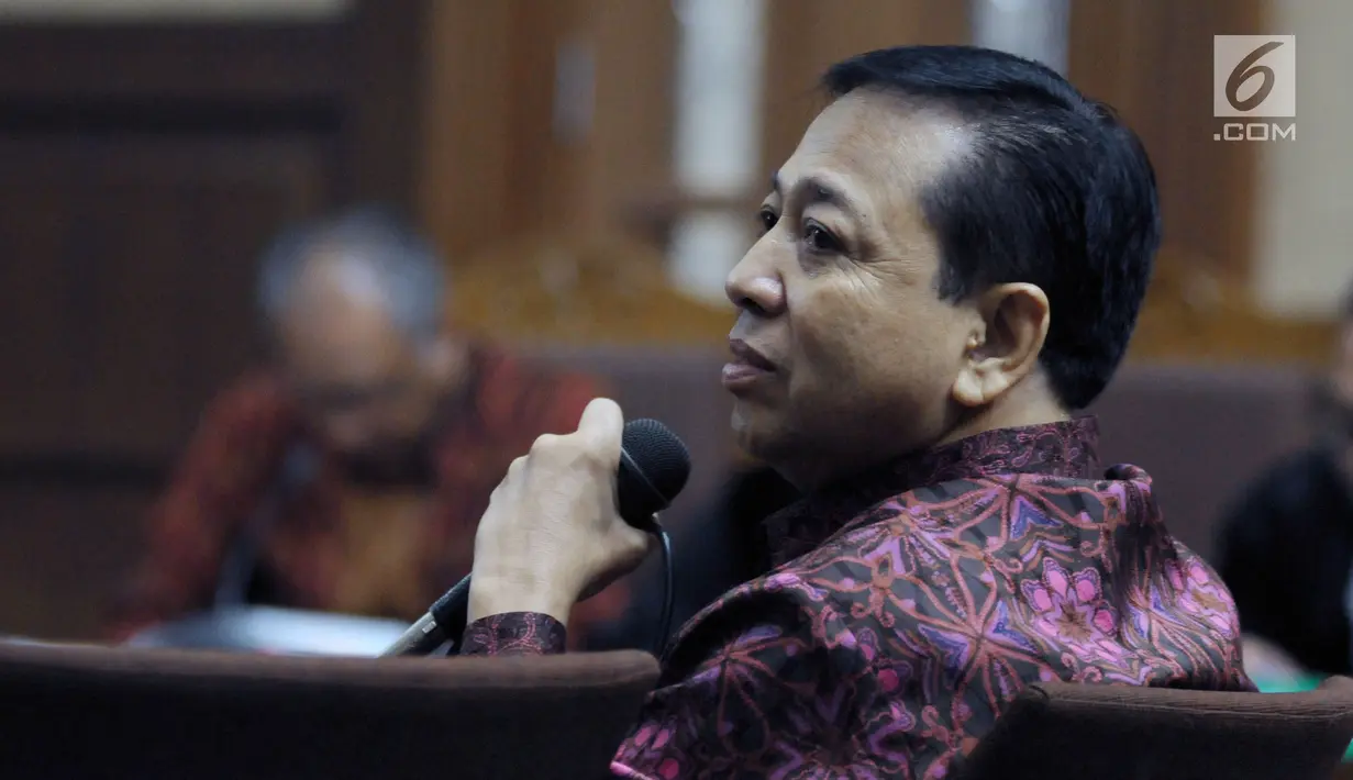 Terdakwa korupsi proyek e-KTP, Setya Novanto saat menjadi saksi pada sidang lanjutan dugaan merintangi penyidikan korupsiE-KTP dengan terdakwa Bimanesh Sutarjo di Pengadilan Tipikor, Jakarta, Jumat (27/4). (Liputan6.com/Helmi Fithriansyah)
