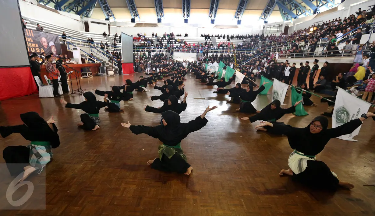 Pendekar - pendekar muda pencak silat Nahdlaul Ulama (PSNU) memeriahkan acara pembukaan Kongres III PSNU di TMII, Jakarta, Rabu (3/5). Dalam kongres tersebut Kapolri menghimbau untuk menjaga Kesatuan NKRI dalam Pencak Silat. (Liputan6.com/Johan Tallo)