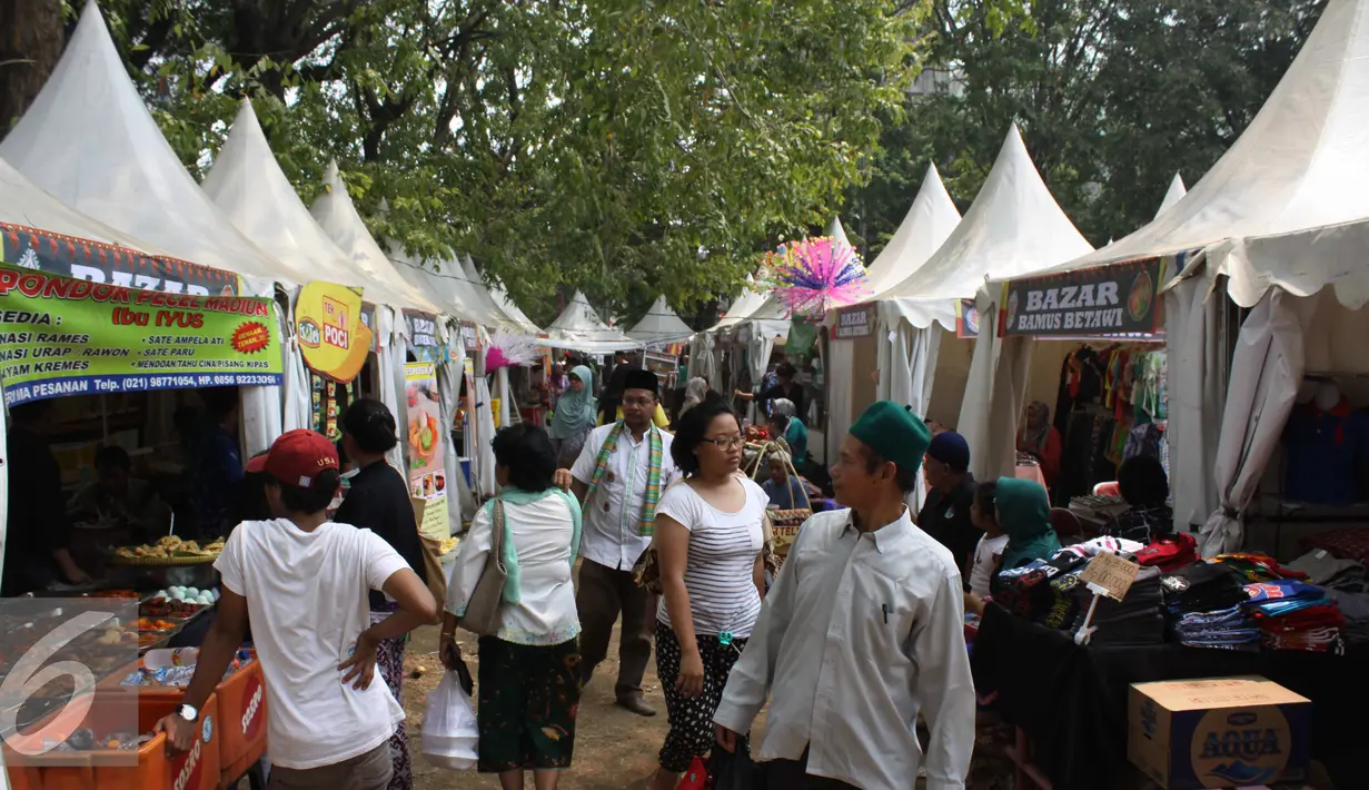Suasana saat acara palang pintu Lebaran Betawi di Lapangan Banteng, Jakarta (22/08/15). Acara ini akan berlangsung pada tanggal 22-23 Agustus. (Liputan6.com/Gempur M Surya)
