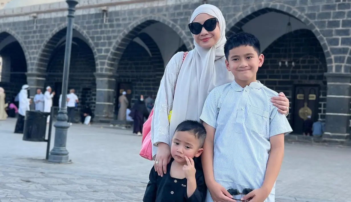 <p>Saat ini mereka sudah berada di Madinah. Mereka menginap di sana beberapa hari sebelum beranjak ke Makkah. (Foto: raffinagita1717)</p>