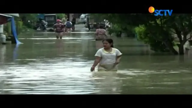 Banjir, Murid SD di Serdang Bedagai ke Sekolah Naik Perahu