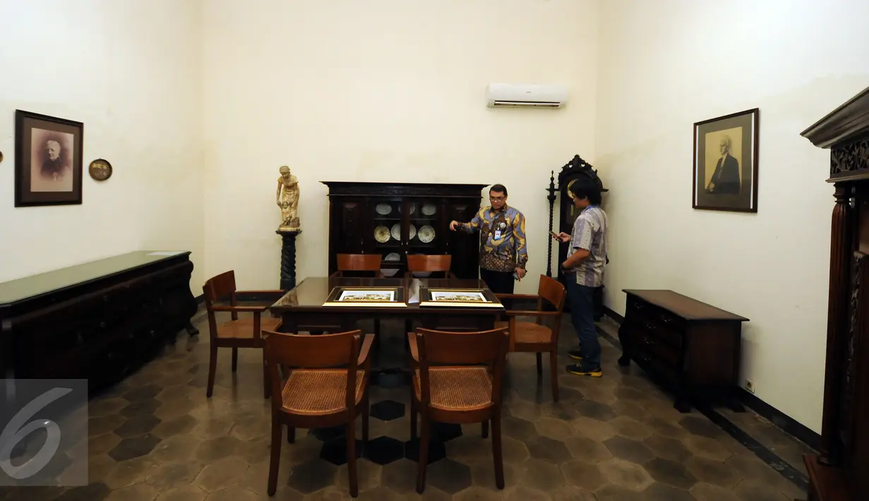 Beberapa pekerja melakukan tahapan renovasi bangunan eks rumah Raden Saleh di kawasan Cikini, Jakarta, Selasa (26/4/2016). Bangunan ini merupakan satu dari dua karya arsitektur pelopor seni modern Indonesia, Raden Saleh. (Liputan6.com/Helmi Fithriansyah)