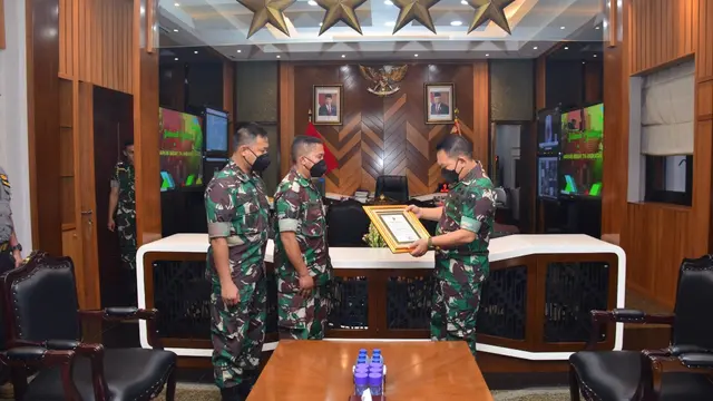 Kepala Staf Angkatan Darat (KSAD) Jenderal TNI Dudung Abdurachman memberikan penghargaan kepada Babinsa 1705/Cikijing Kodim 0617/Majalengka, Serma Junaidi atas aksi heroiknya yang membekuk pencuri kendaraan bermotor.