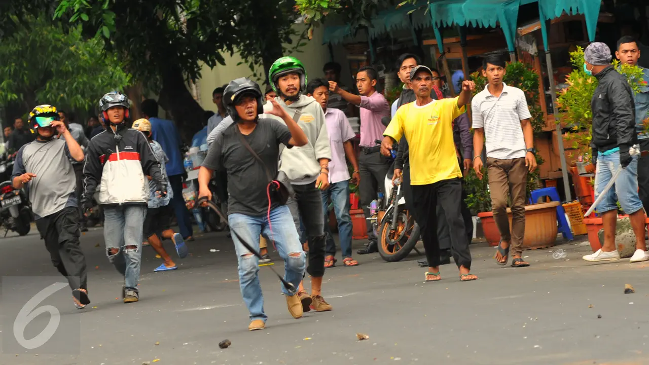 201603222-Sopir Taksi dan Gojek Bentrok Saling Lempar Batu di Sudirman-Jakarta