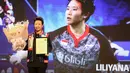 Mantan pebulu tangkis ganda campuran Indonesia, Liliyana Natsir resmi masuk dalam BWF Hall of Fame atas raihan prestasinya selama masih bermain hingga memutuskan pensiun pada 2019. Penobatan Butet, sapaan karibnya sebagai penerima gelar BWF Hall of Fame dilakukan di Istora Senayan, Jakarta, Sabtu (18/6/2022) jelang berlangsungnya laga semifinal Indonesia Open 2022. (Bola.com/Bagaskara Lazuardi)