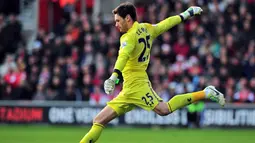 Kiper Tottenham Hotspur Hugo Lloris bersiap melepaskan tendangan gawang pada pertandingan sepak bola Liga Inggris antara Southampton vs Tottenham Hotspur di Stadion St Mary, Southampton (22/12/13)