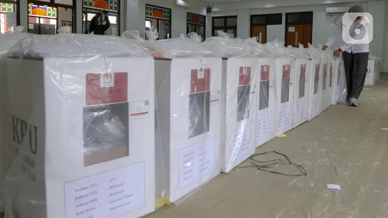 Satu Hari Jelang Pencoblosan, KPU DKI Jakarta Distribusikan Logistik Pilkada 2024