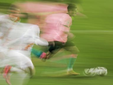 Pemain Barcelona, Francisco Trincao berlari menggiring bola saat melawan Rayo Vallecano pada laga babak 16 Besar Copa del Rey di Vallecas stadium, Madrid, Kamis (28/1/2021). (Foto: AP/Manu Fernandez)