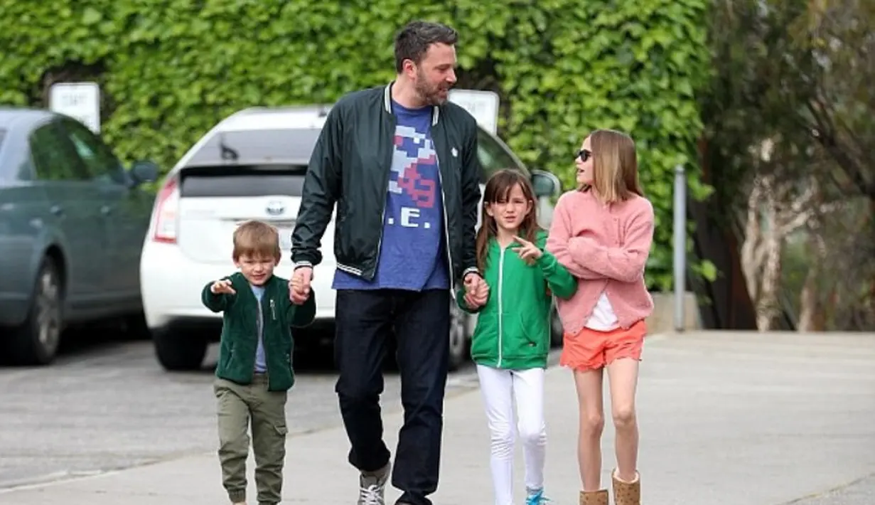 Ben pun menghabiskan waktu bersama anak-anak dengan pergi nonton, makan es serut dan minum milkshake. (Elite Images/AKM-GSI/Daily Mail)