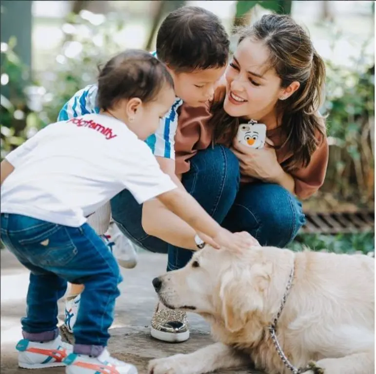 Cathy Sharon juga ajarkan kedua anaknya sayang pada binatang (Foto: Instagram)