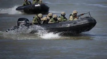 Pasukan komando angkatan laut Rumania berlayar dengan speedboat dalam latihan militer multinasional yang dipimpin Angkatan Laut Rumania di luar Mahmudia, Rumania, Kamis, 30 Maret 2023. (AP Photo/Vadim Ghirda)