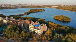 Foto dari udara ini memperlihatkan pemandangan kawasan wisata Nanhu di Tangshan, Provinsi Hebei, China utara, pada 20 Oktober 2020. Kawasan wisata Nanhu sebelumnya merupakan area tambang batu bara Kailuan yang mengalami penurunan permukaan tanah. (Xinhua/Mu Yu)