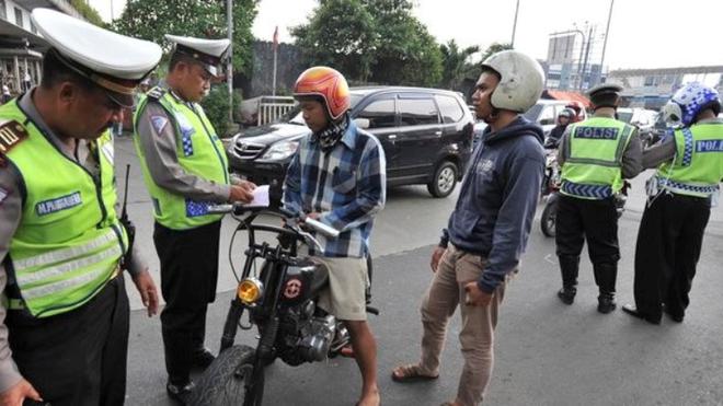 Ganti Denda Tilang Polisi Minta Pegang Dada Pengemudi 