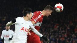 Pemain Tottenham Hotspur Son Heung-min (kiri) berebut bola dengan pemain Middlesbrough Dael Fry pada pertandingan putaran kelima Piala FA di Stadion Riverside, Middlesbrough, Inggris, 1 Maret 2022. Tottenham Hotspur kalah 1-0 dan tersingkir dari Piala FA. (Lindsey Parnaby/AFP)