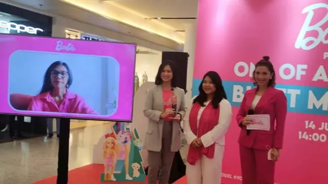 Dibuatkan Boneka Barbie, Butet Manurung Juga Jadi Mentor Bagi Anak-Anak ASEAN