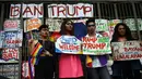 Kaum LGBT saat menggelar unjuk rasa menolak kedatangan Presiden AS Donald Trump saat demonstrasi di dalam kampus universitas negeri di kota Los Banos, provinsi Laguna, Manila, Filipina (9/11). (AFP Photo/Ted Aljibe)
