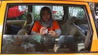 Petugas menghitung uang pecahan saat kegiatan penukaran di Lapangan IRTI Monas, Jakarta, Rabu (23/5). Masyarakat akan dilayani secara langsung dengan menggunakan stand mobil dari 14 bank baik swasta maupun bank BUMN. (Liputan6.com/Arya Manggala)