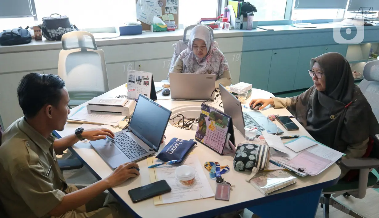 Pengambilan kebijakan WFA bagi ASN pada 8 April 2025 untuk mendukung kelancaran arus balik dan mengurangi kemacetan pasca libur perayaan Idul Fitri 1446 Hijriah. (Liputan6com/Herman Zakharia)