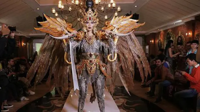 Karina Nadila dan national costume Indonesia/copyright: KapanLagi.com