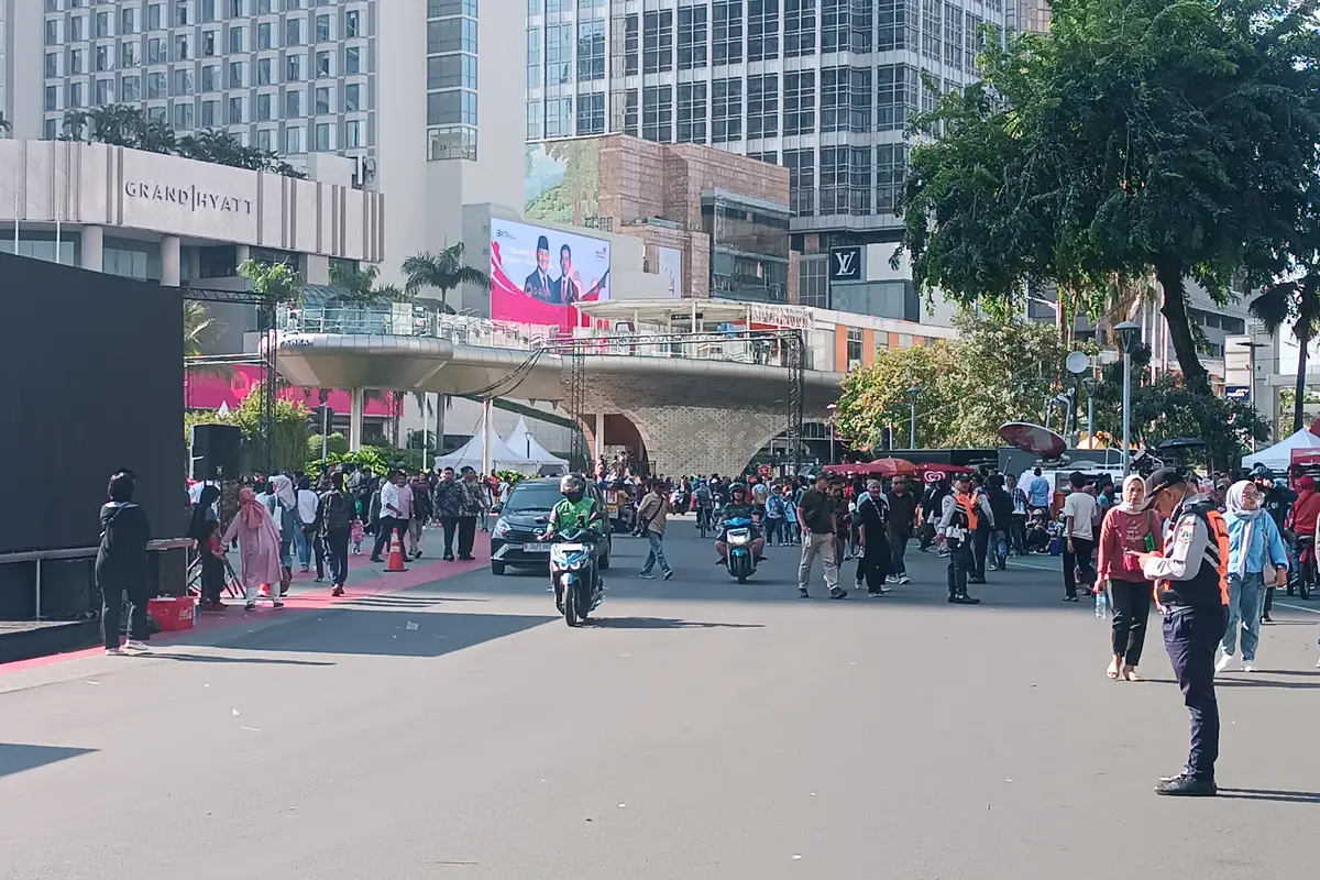 Jalan Sudirman, Jakarta Pusat kembali dibuka. Jalan Sudirman-Thamrin sebelumnya ditutup karena ada arak-arakan Prabowo Subianto usai dilantik sebagai Presiden, Minggu (20/10/2024).