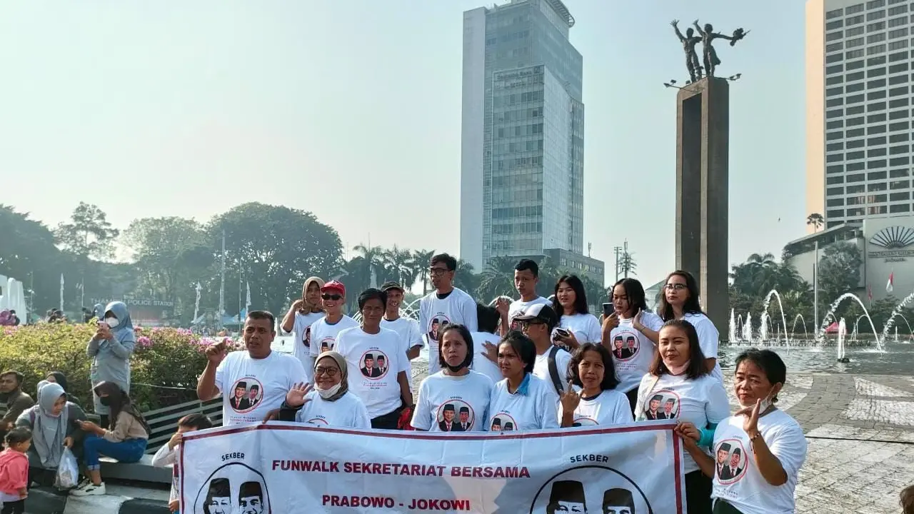 Relawan pendukung Sekretariat Bersama (Sekber) Prabowo-Jokowi menggelar event Fun Walk CFD di Bundaran HI, Jakarta pada hari ini, Minggu (23/7/2023).