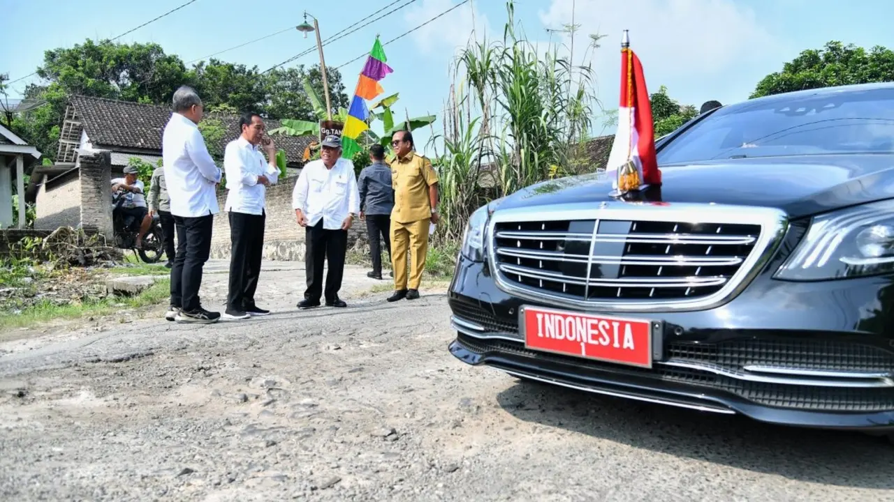 Presiden Joko Widodo mengecek langsung jalan rusak yang dilewatinya saat akan menuju Desa Bandan Hurip, Kabupaten Lampung Selatan, Provinsi Lampung
