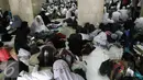 Sejumlah peserta aksi 112 beristirahat di dalam Masjid Istiqlal, Jakarta, Sabtu (11/2). Kegiatan aksi 112 ini digelar di Masjid Istiqlal dengan agenda zikir dan tausiyah nasional. (Liputan6.com/Herman Zakharia)