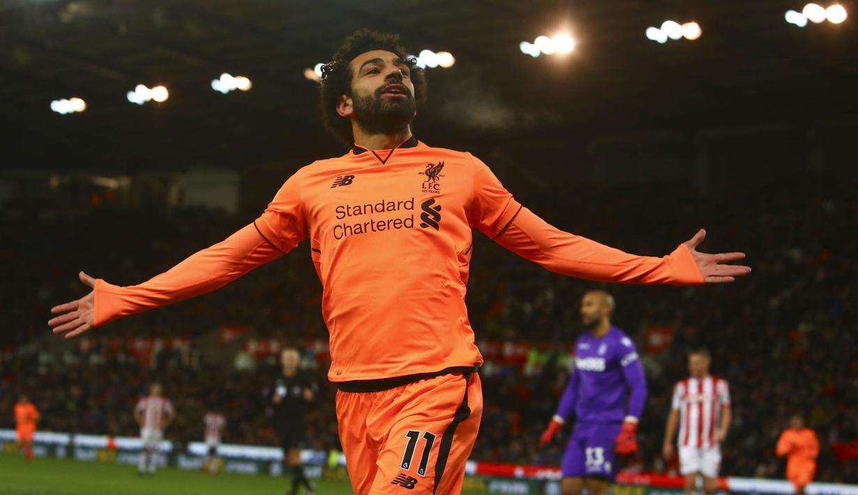 Gelandang Liverpool, Mohamed Salah, merayakan gol yang dicetaknya ke gawang Stoke pada laga Premier League di Stadion Bet365, Stoke-on-Trent, Rabu (29/11/2017). Stoke kalah 0-3 dari Liverpool. (AFP/Geoff Caddick)