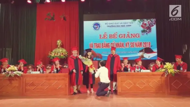 VIDEO: Romantis, Mahasiswa Dilamar Dosen Saat Wisuda