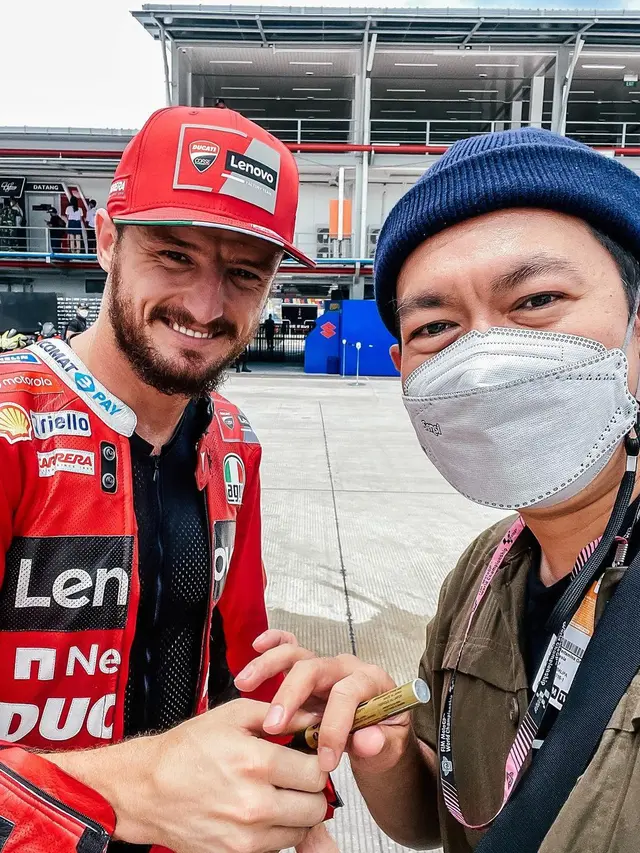 8 Potret Melki Bajaj Foto Bareng Pembalap MotoGP di Mandalika, Banjir Pujian