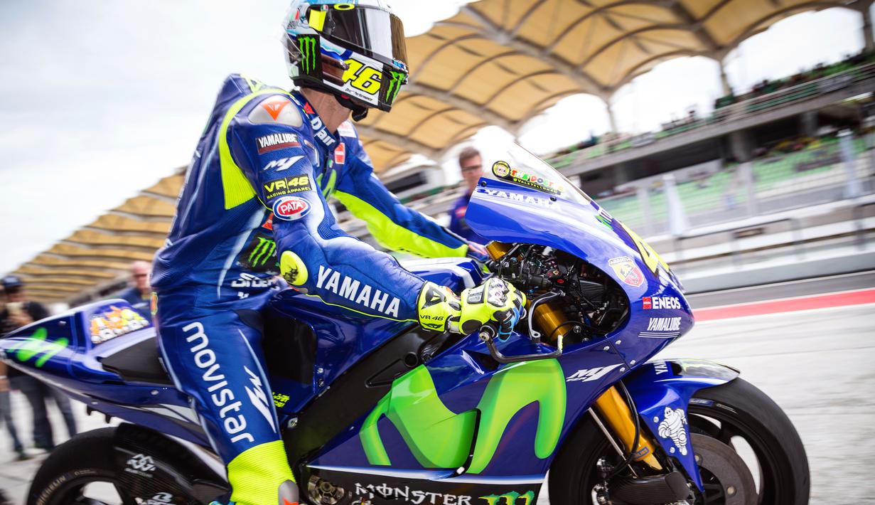 Valentino Rossi mengendarai YZR-M1 tanpa sayap di hari kedua tes pramusim di Sirkuit Sepang, Malaysia, Selasa (31/1). Dorna (penyelenggara MotoGP) melarangan penggunaan winglet pada MotoGP 2017. (AP PHOTO)