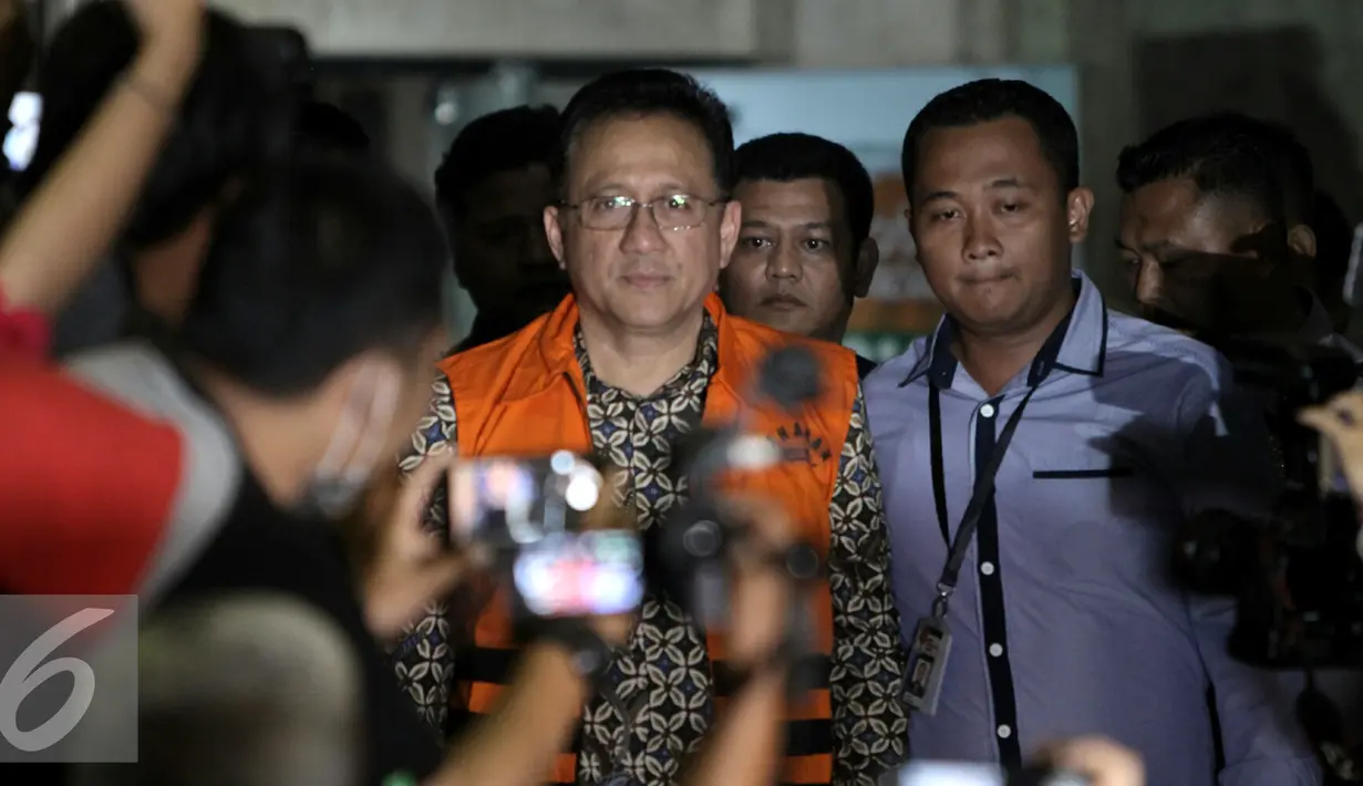 Ketua DPD Irman Gusman keluar dari gedung KPK usai menjalani pemeriksaan, Jakarta, Sabtu (17/9). Irman Gusman resmi ditahan KPK karena terbukti menerima suap sebesar Rp100 juta. (Liputan6.com/Helmi Afandi)