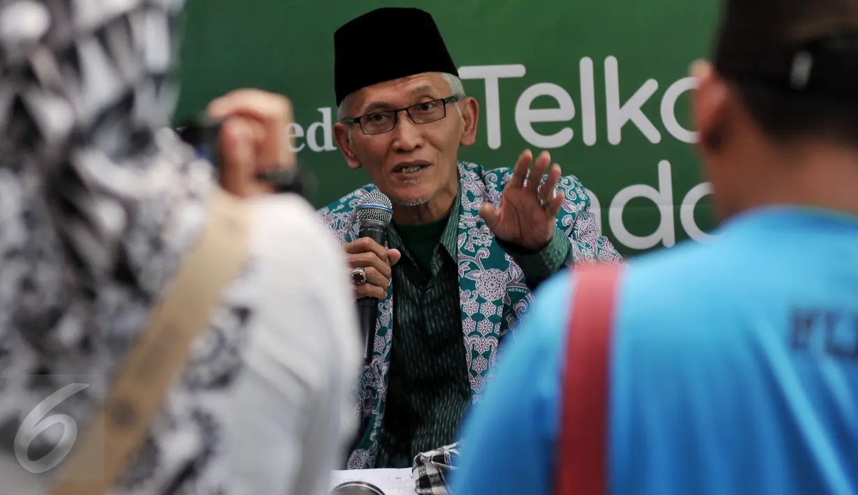 KH Miftahul Akhyar, Rais Syuriah PWNU Jatim saat memberikan keterangan pers hasil sidang komisi organisasi Muktamar NU di Jombang, Rabu (5/8/2015). Keterangan tersebut terkait suara dukungan sistem AHWA dari Jatim yang terpecah. (Liputan6.com/Johan Tallo)