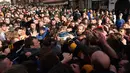 Para peserta berebut bola saat mengikuti Royal Shrovetide Football Match di Ashbourne, Derbyshire, Inggris, Selasa (5/3). Pertandingan ini terus dilaksanakan setiap tahun sebagai bagian dari festival. (Oli Scarff/AFP)