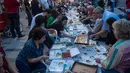 Orang-orang berbagi makanan dengan yang lain saat berbuka puasa bersama di dekat Taksim Square, Istanbul, Turki, Rabu (16/5). (Yasin AKGUL/AFP)