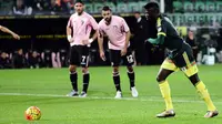 Striker AC Milan, M'Baye Niang, mengeksekusi penalti yang berbuah gol ke gawang Palermo pada laga Serie A, di Renzo Barbera, Palermo, Kamis (4/2/2016) dini hari WIB. (AFP/Giovanni Isolino)