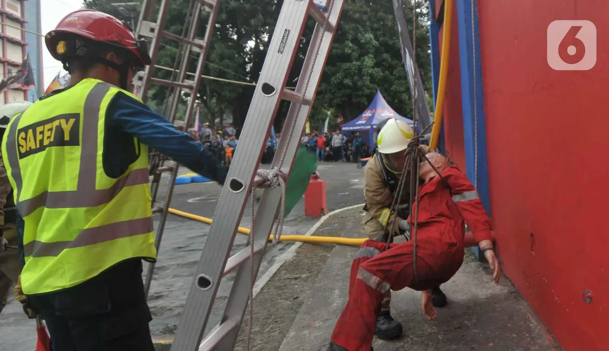 Kegiatan ini mempertandingkan dua jenis lomba yakni brave heart dan hose laying pemadaman penyelamatan beregu. (merdeka.com/Imam Buhori)
