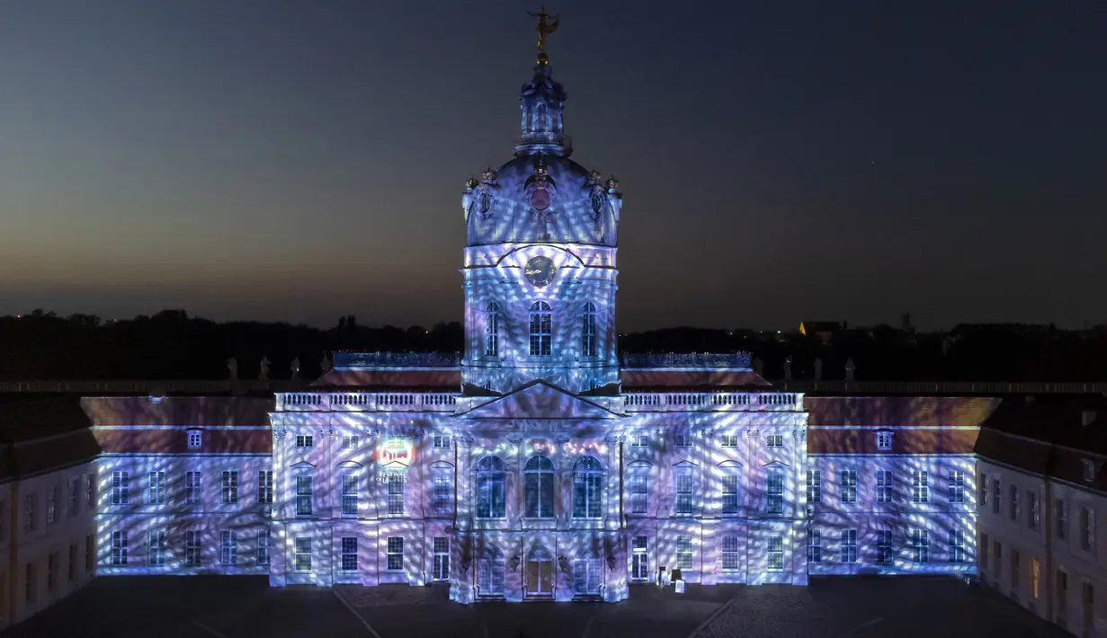 Istana Charlottenburg diterangi pada malam pembukaan resmi Festival Cahaya di Berlin, Jerman, Kamis (2/9/2021). Festival Cahaya ini berlangsung dari 3 - 12 September 2021. (AP Photo/Michael Sohn)