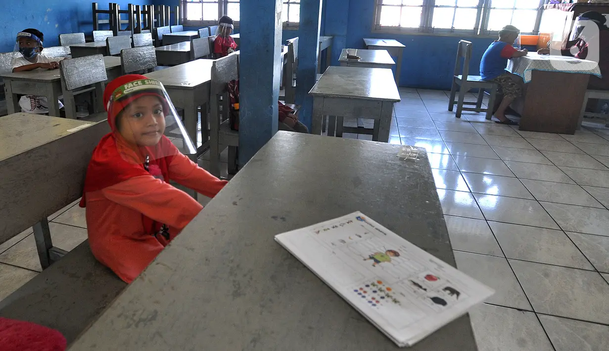 Calon siswa dengan menggunakan face shield menunggu untuk psikotes di SD Islam Al-Hidayah, Cinere, Depok, Senin (6/7/2020). Tes psikologi itu sebagai syarat kesiapan masuk jenjang pendidikan sekolah dasar jelang pelaksanaan tahun ajaran baru 2020/2021 pada 13 Juli mendatang. (merdeka.com/Arie Basuki