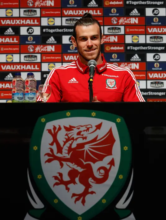 Gareth Bale saat menggelar konferensi pers jelang babak 8 besar Piala Eropa 2016, Stadium COSEC, Prancis, Rabu (29/6). Bale mengaku bangga karena di kawasan Inggris Raya hanya Wales yang masih bertahan. (REUTERS / Gonzalo Fuentes)