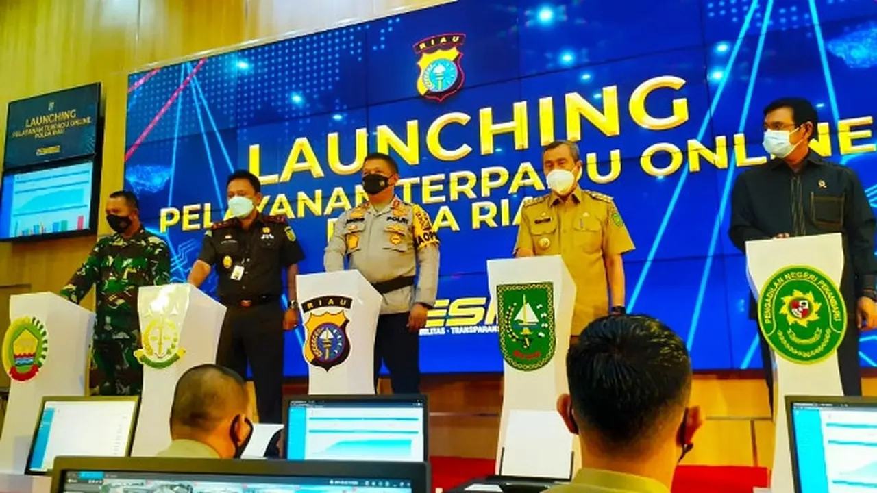 Kapolda Riau Irjen Agung Setya Imam Effendi meluncurkan layanan online Polda Riau.