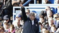 Pelatih Manchester City, Manuel Pellegrini, memberikan instruksi kepada pemainnya pada lanjutan Liga Inggris di Stadion Stamford Bridge, London, Sabtu (16/4/2016). (AFP/Adrian Dennis)