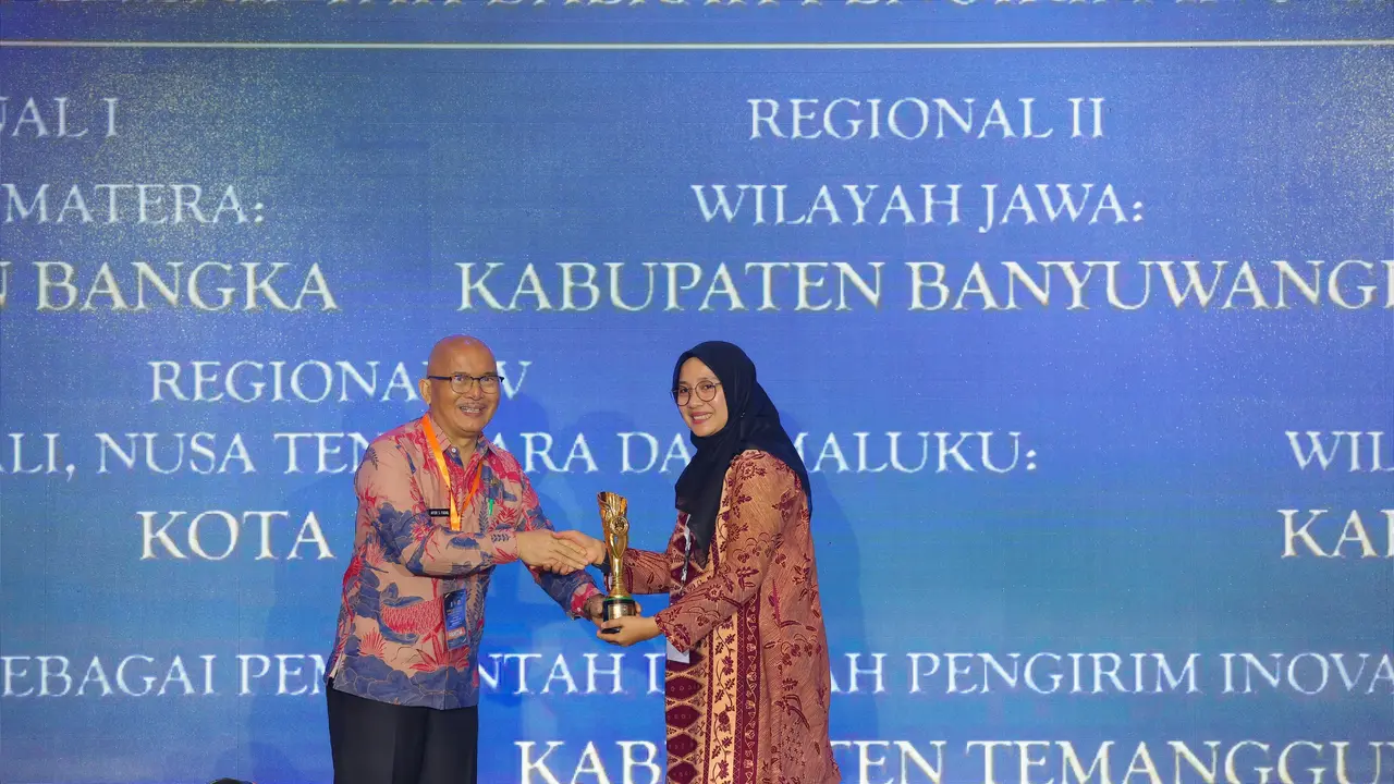 Bupati Banyuwangi Ipuk Fiestiandani (kiri) menerima penghargaan kabupaten terinovatif dari Kementerian Dlama Negeri (Istimewa)
