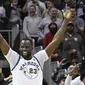 Ekspresi pemain Golden State Warriors, Draymond Green merayakan aksi dunk yang dilakukan Andre Iguodala pada laga NBA basketball game  di Philips Arena, Atlanta, (2/3/2018). Warriors menang 114-109. (AP/John Amis)