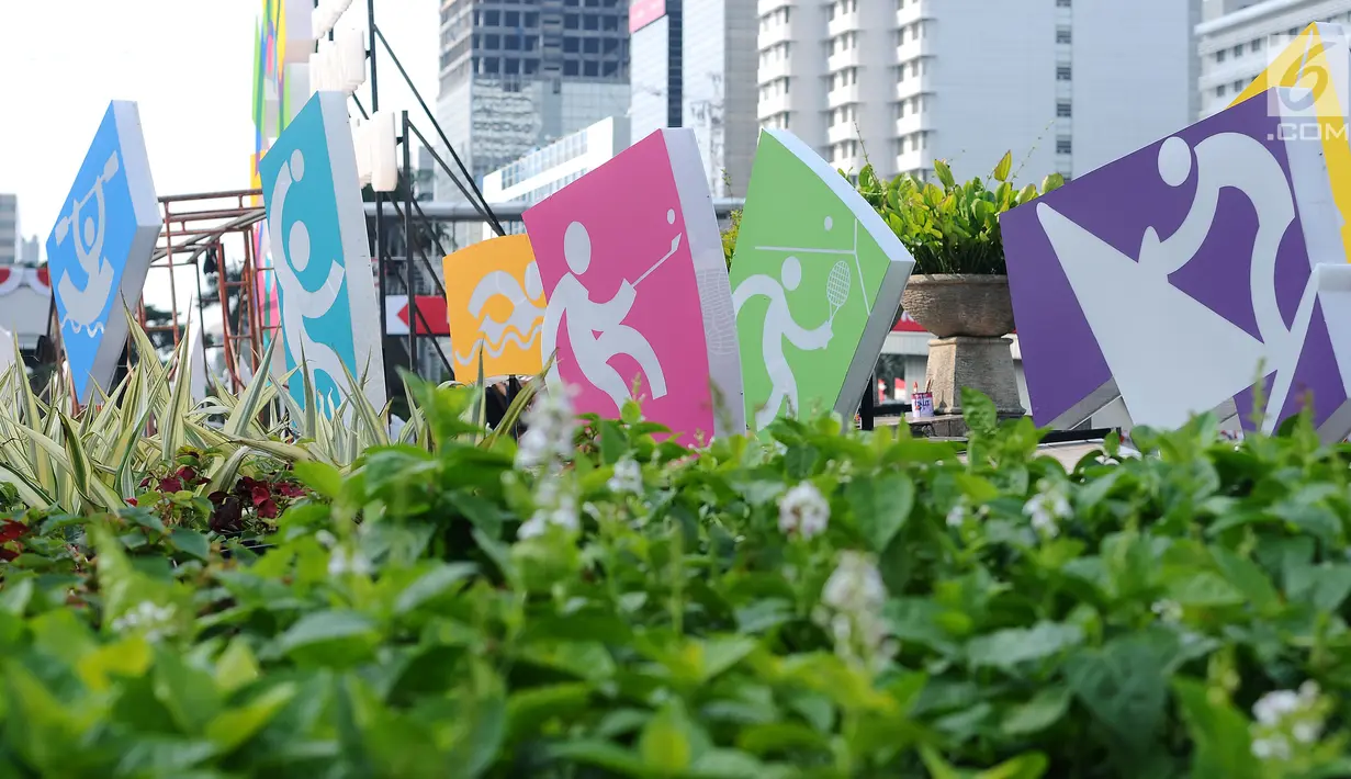 Gambar karakter cabang olahraga mulai terpasang di kawasan Bundaran Hotel Indonesia, Jakarta, Rabu (16/8). Jelang peluncuran hitung mundur Asian Games 2018 pemasangan karakter cabang olahraga dipercepat. (Liputan6.com/Helmi Fithriansyah)