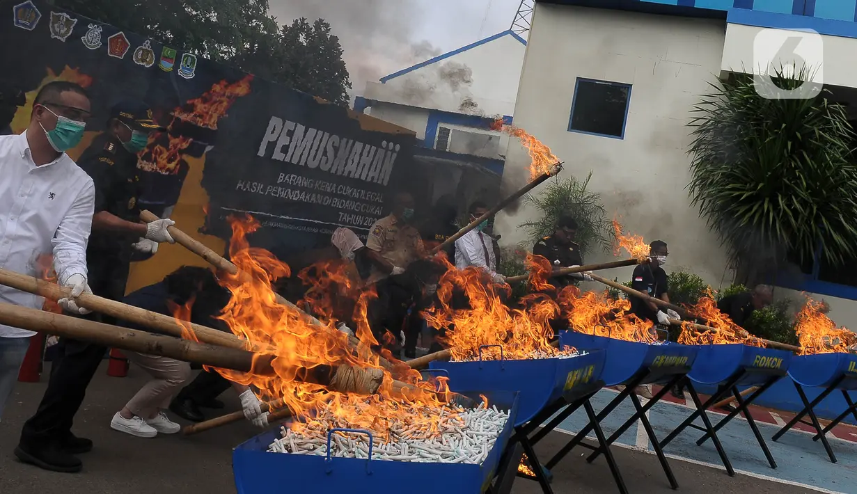 <p>Petugas Bea Cukai Bekasi melakukan pemusnahan barang kena cukai ilegal hasil penindakan di bidang cukai di Kantor Bea Cukai Bekasi, Jawa Barat, Rabu (6/12/2023). (merdeka.com/Imam Buhori)</p>