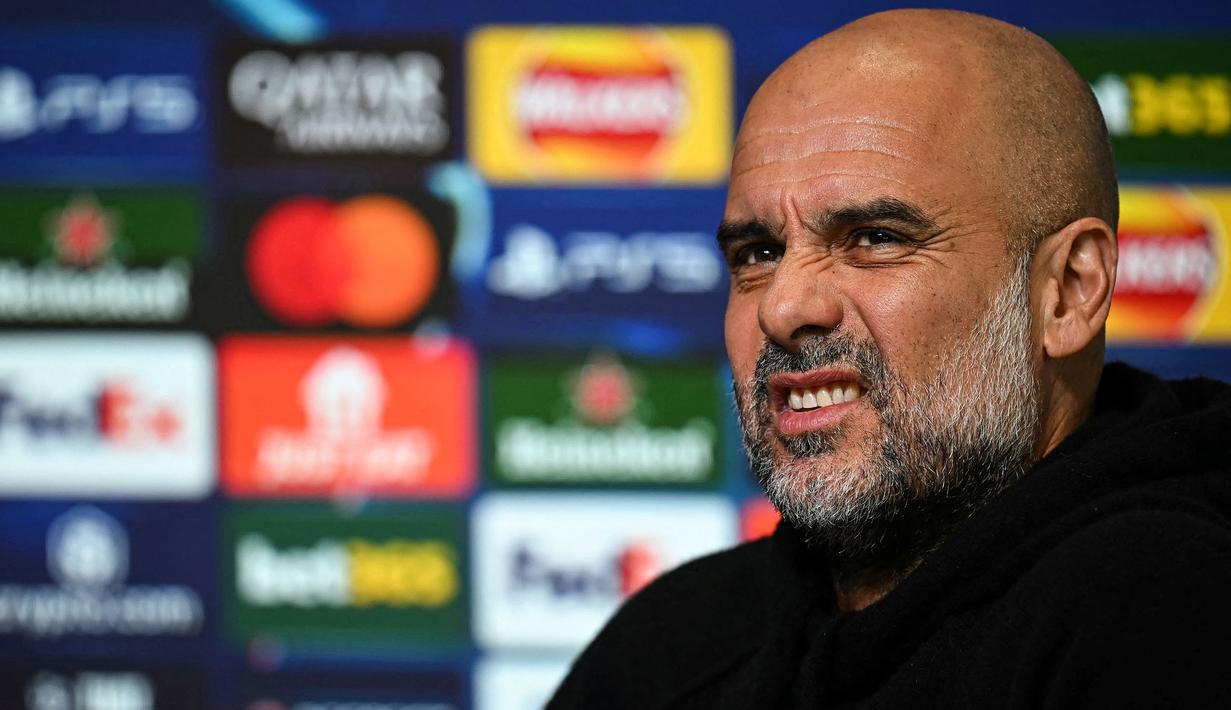 Pelatih Manchester City, Pep Guardiola saat melakukan konferensi pers menjelang laga playoff Liga Champions 2024/2025 melawan Real Madrid di Etihad Stadium, Manchester, Inggris, Selasa (11/02/2025) dini hari WIB. (AFP/Paul Ellis)